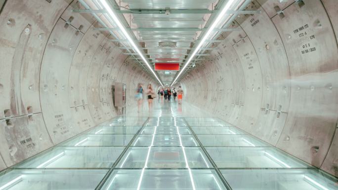 延时人行现代隧道，人群穿梭地铁站