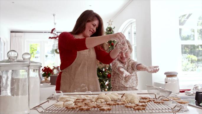 母女俩在厨房里玩饼干粉