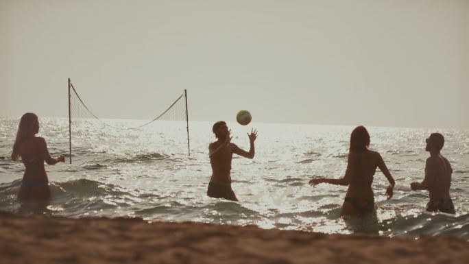 朋友们在海里打沙滩排球