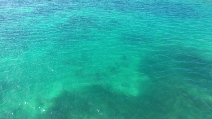 鸟瞰佛罗里达群岛周围美丽的蓝色海水