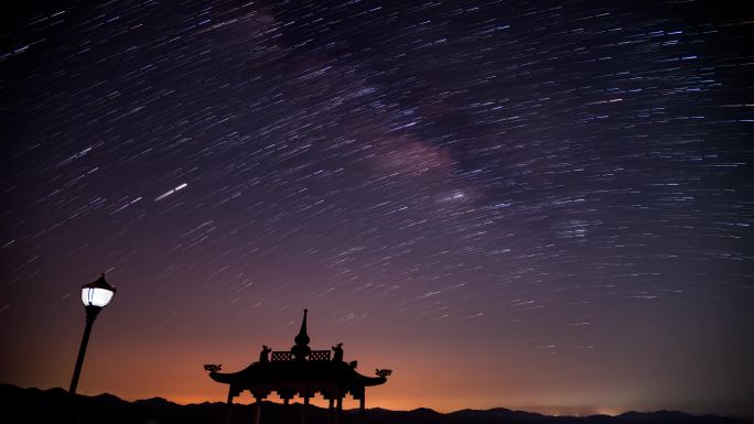 山顶寺庙银河星空星轨延时