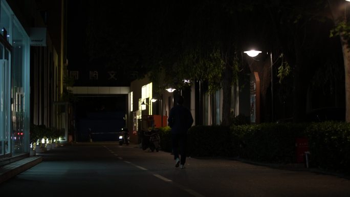 夜景小区散步遛弯路灯亮起骑摩托车一个人