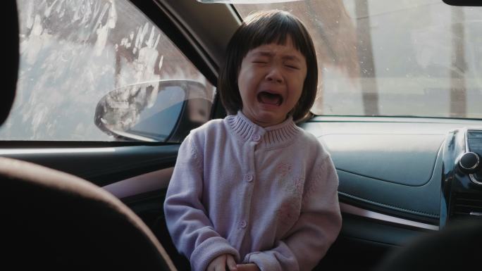 车上的女婴正在大哭