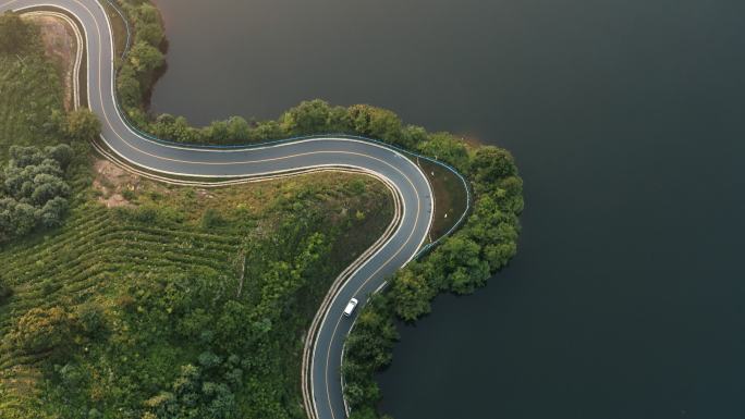 【4K合集】湖泊旁边的公路行驶汽车航拍