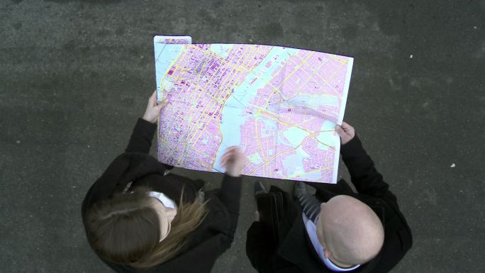 两个迷路的人在看地图