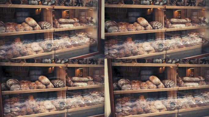 一大早在面包店橱窗里放着新鲜的面包