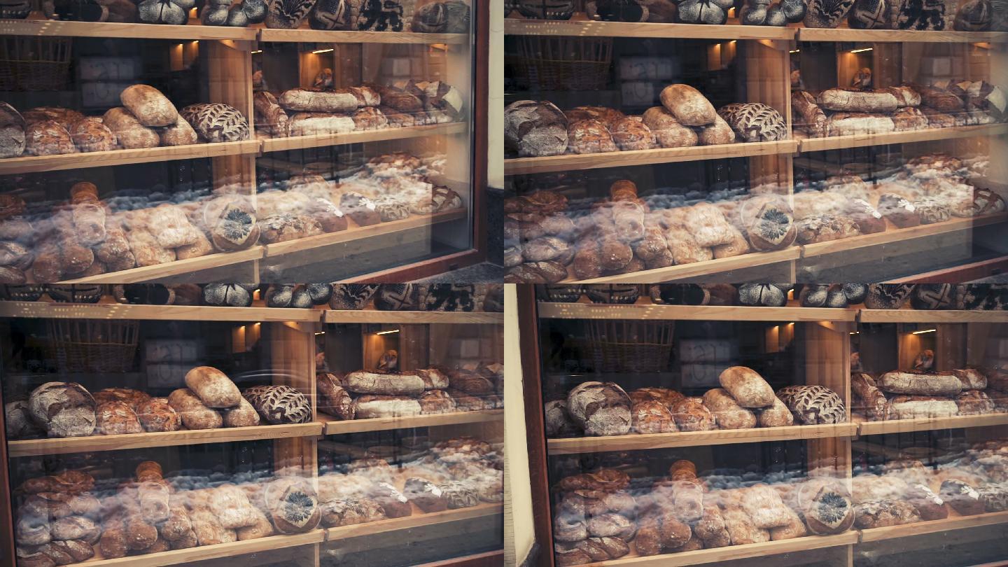 一大早在面包店橱窗里放着新鲜的面包