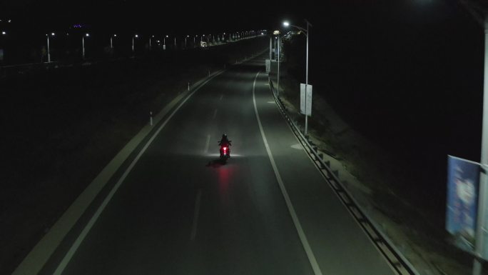 马路摩托车深夜街道空无一人骑手