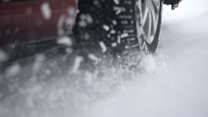 雪地里车轮打滑雪地胎防滑链西藏雪山