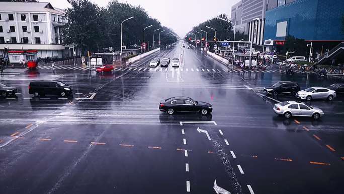 人流车流雨天城市上班高峰期