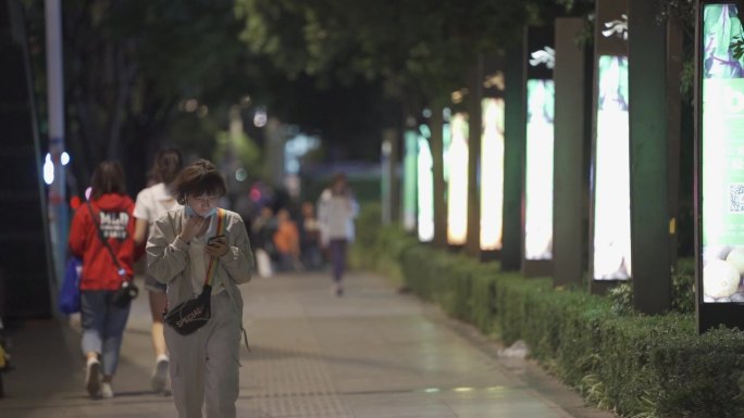 城市夜景街头人群