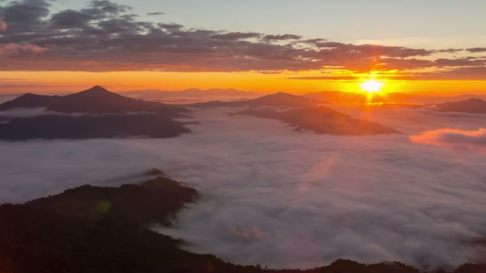 日出薄雾太阳升起朝霞早晨