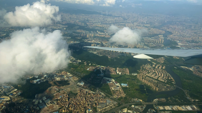 城市上空飞机窗外风景