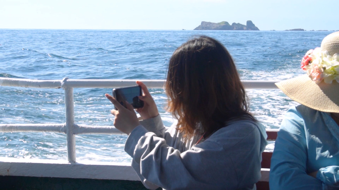 海上拍照打卡的少女