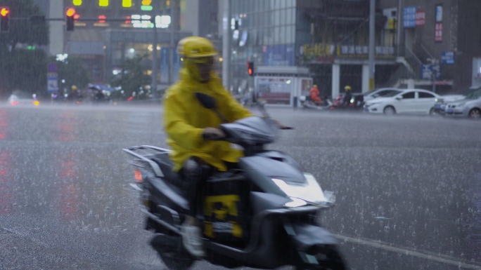 下雨天街道行人车辆