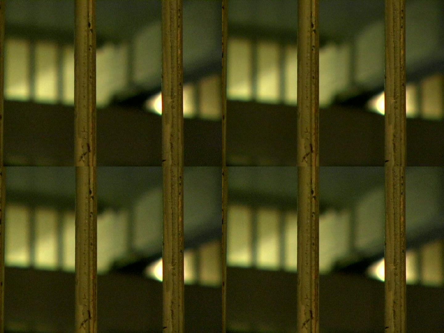 监狱的门从犯人的视角关上了