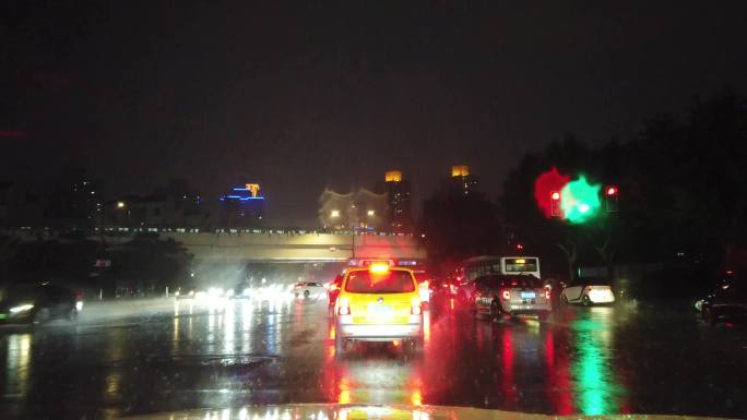 大雨天上海道路