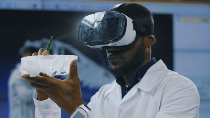 科学家使用虚拟现实眼镜进行工作