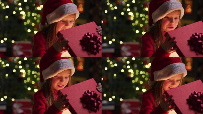 快乐小女孩打开她的圣诞礼物盒
