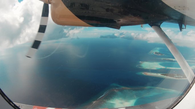 乘坐飞机飞越马尔代夫群岛