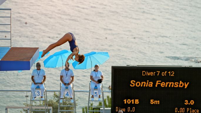 女运动员在比赛中从高跳台跳水