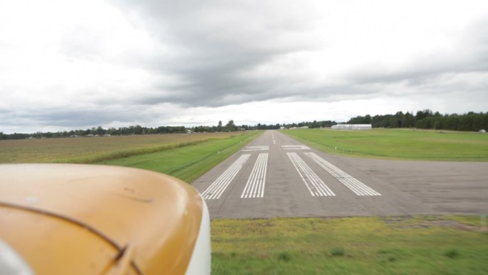 小型飞机降落在乡村机场跑道上