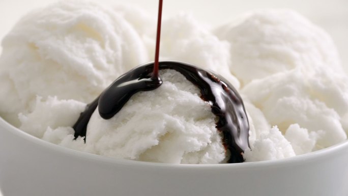 巧克力糖浆香草冰淇淋慢动作