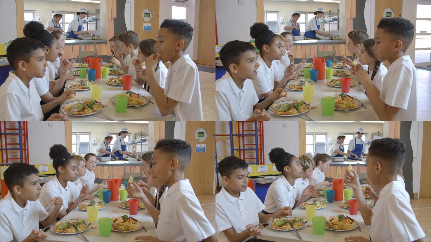 小学生在食堂吃午饭