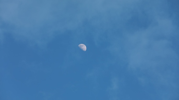 月亮在云中穿梭