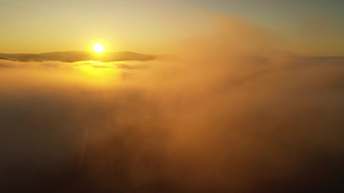穿过云雾飞向太阳航拍4K