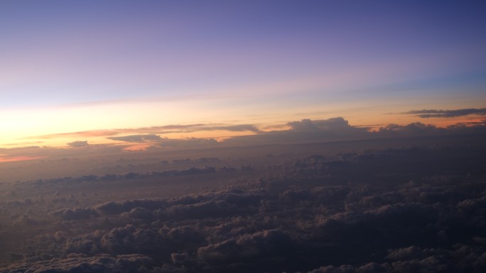 坐飞机时清晨窗外的云层实录