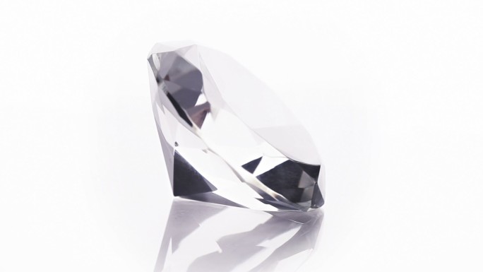 一块大钻石在白色背景上旋转