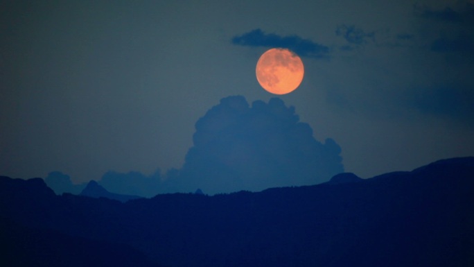 阿尔卑斯山升起的月亮