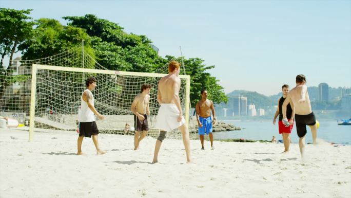 朋友们在海滩上踢足球