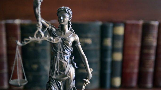 法律概念形象与法律书籍正义尺度