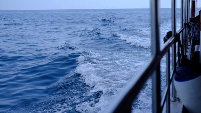 渔船出海掀起层层浪花