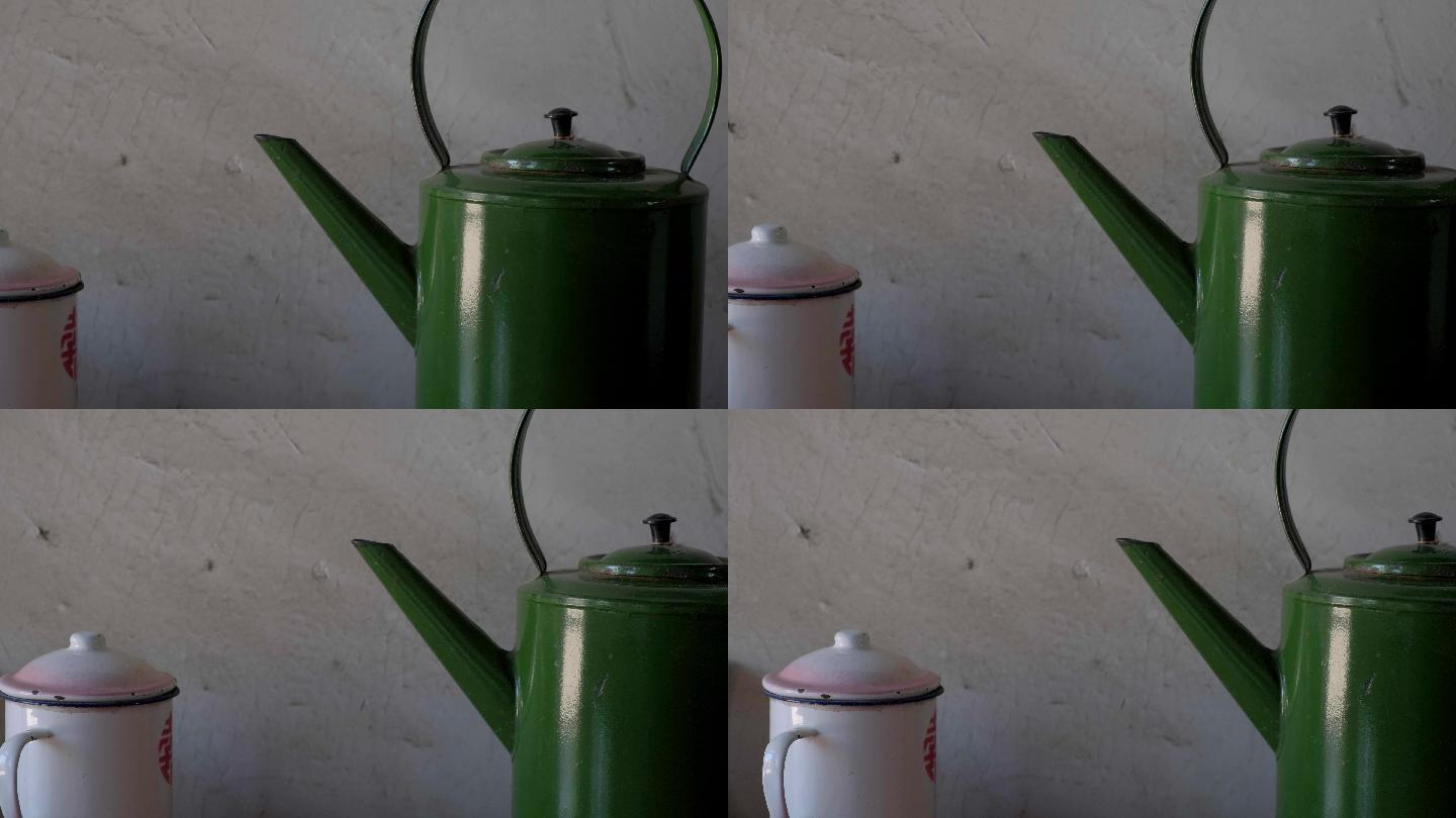 老旧茶壶水杯特写