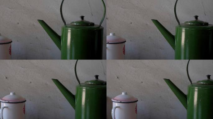 老旧茶壶水杯特写