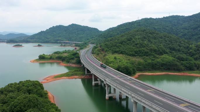 【原创】4K航拍高速公路绿色的空货车