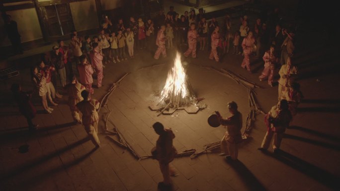 实拍篝火晚会