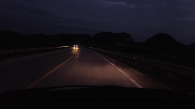 夜晚开车灯光道路驾驶开夜车