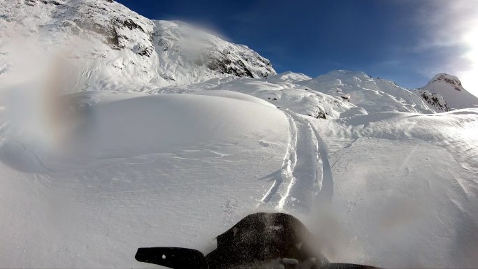 雪地摩托在雪地上行驶