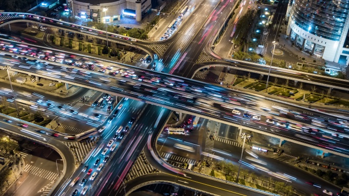 夜间高速公路上的交通高峰时段/中国北京