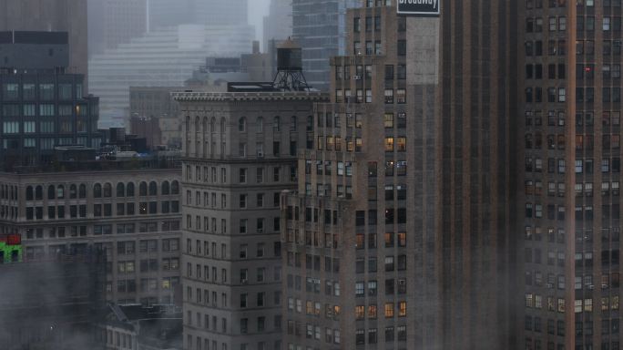 雨雾弥漫的纽约市中心建筑景观