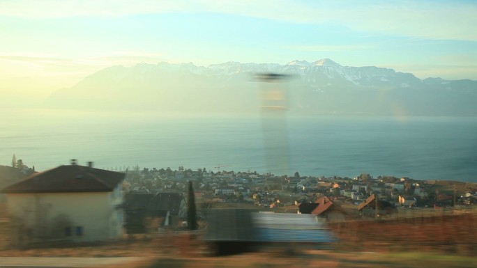 从火车窗口看日内瓦湖风景