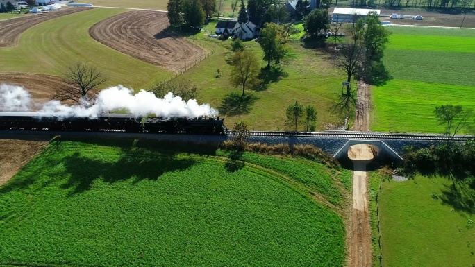 无人机俯瞰拍摄冒烟蒸汽火车