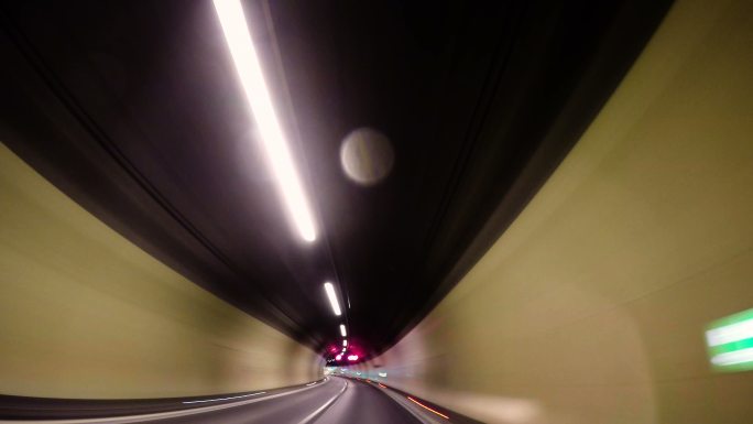 一辆高速汽车通过隧道的视频片段。