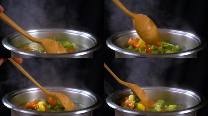 用木勺搅拌蔬菜汤，慢动作