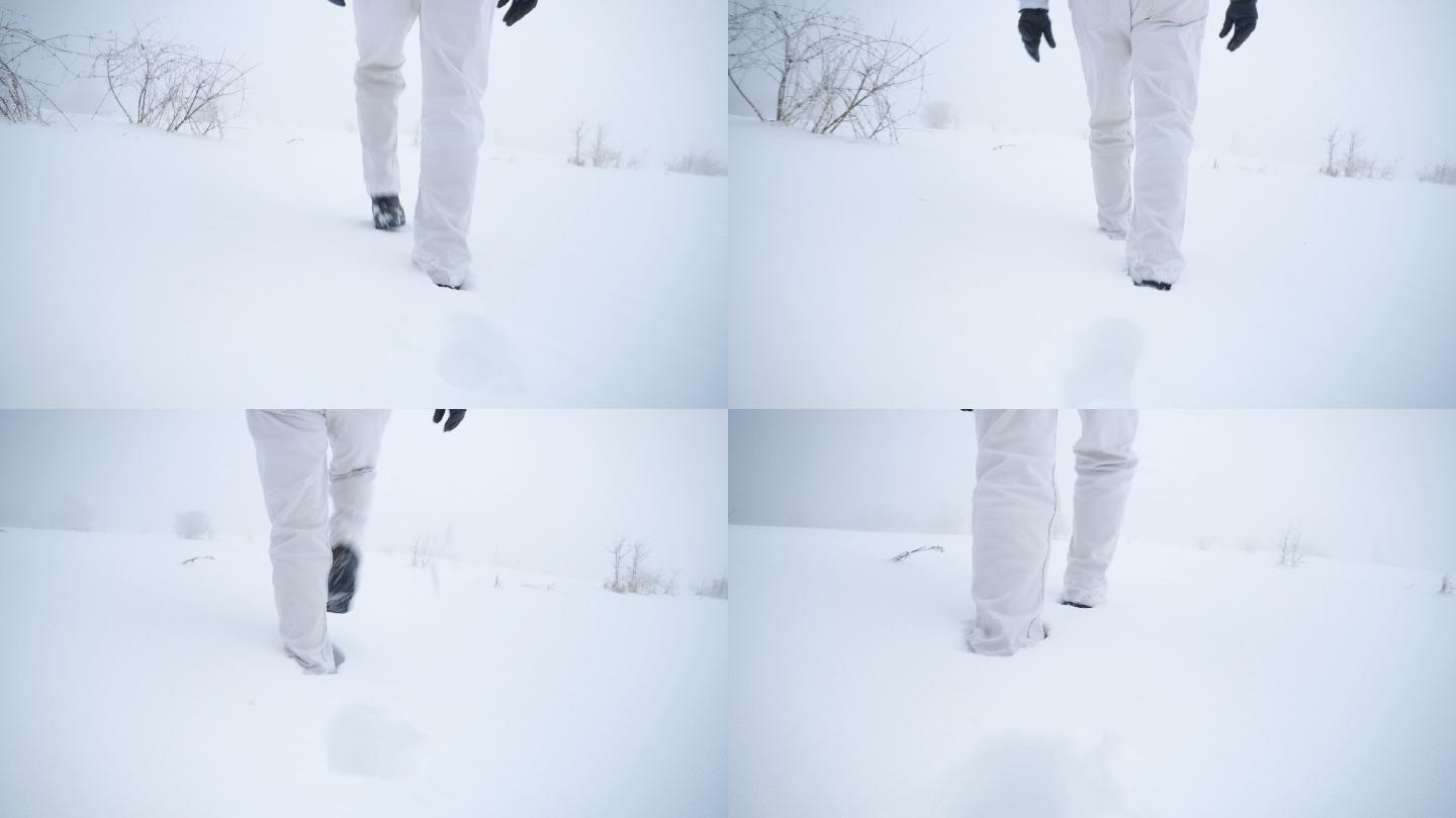 在深雪中行走