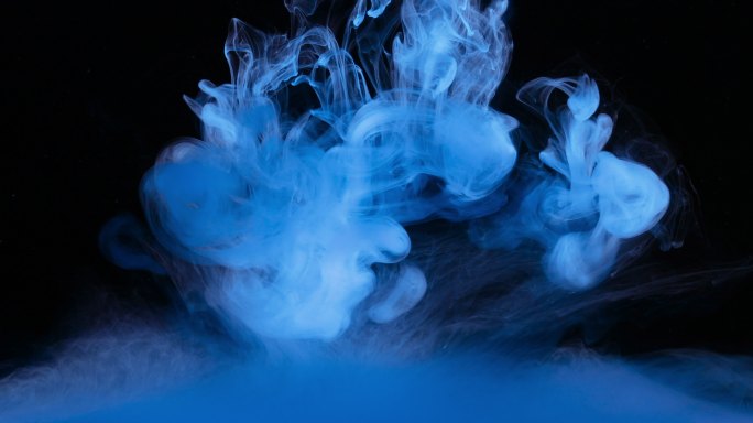 蓝色水墨颜料在水中创造液体艺术形状